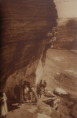 [Осматривая СССР]. Seeing the USSR. / Intourist. M.: Introurist, Vneshtorgisdat, [193?].